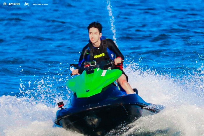 Vương Nhất Bác trong 'Tiệm lướt sóng mùa hè' mặc đồ thổ dân, giống Tarzan của phương Đông đi lạc đến thành thị Ảnh 10