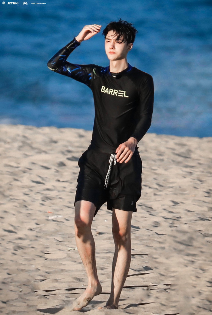 Vương Nhất Bác trong 'Tiệm lướt sóng mùa hè' mặc đồ thổ dân, giống Tarzan của phương Đông đi lạc đến thành thị Ảnh 11