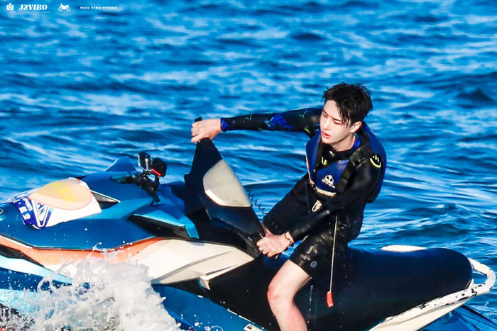 Vương Nhất Bác trong 'Tiệm lướt sóng mùa hè' mặc đồ thổ dân, giống Tarzan của phương Đông đi lạc đến thành thị Ảnh 9