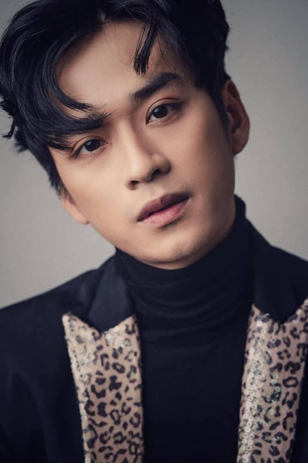 Đinh Vũ Hề hoá Sugar Daddy trong buổi tiệc Gucci, sao mà giống 'thầy Ngạn' Trần Nghĩa trong 'Mắt biếc' thế? Ảnh 21