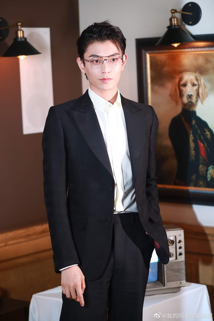 Đinh Vũ Hề hoá Sugar Daddy trong buổi tiệc Gucci, sao mà giống 'thầy Ngạn' Trần Nghĩa trong 'Mắt biếc' thế? Ảnh 17