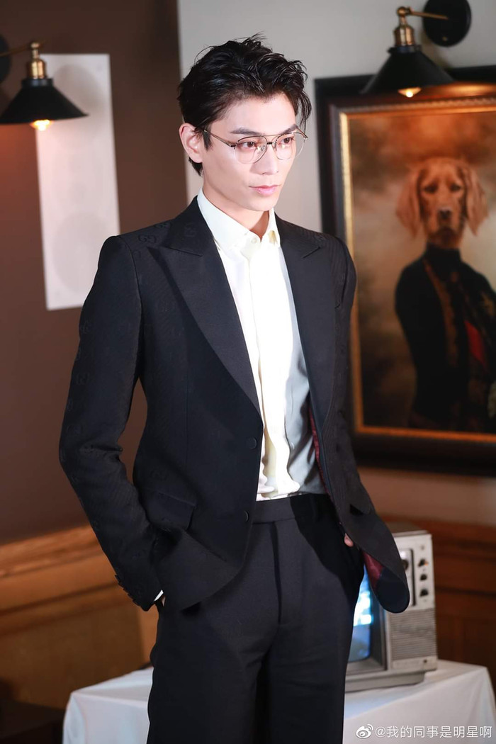 Đinh Vũ Hề hoá Sugar Daddy trong buổi tiệc Gucci, sao mà giống 'thầy Ngạn' Trần Nghĩa trong 'Mắt biếc' thế? Ảnh 19