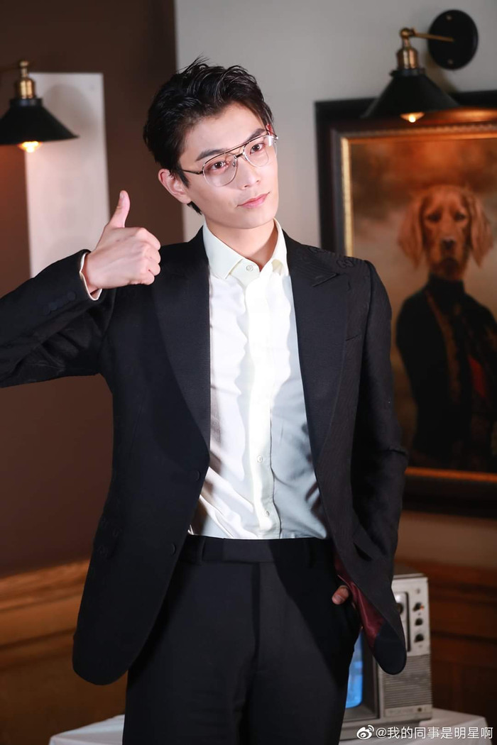 Đinh Vũ Hề hoá Sugar Daddy trong buổi tiệc Gucci, sao mà giống 'thầy Ngạn' Trần Nghĩa trong 'Mắt biếc' thế? Ảnh 12