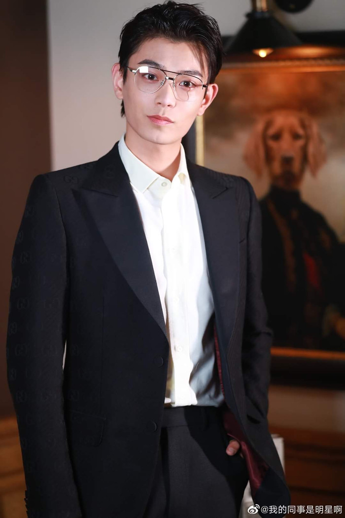 Đinh Vũ Hề hoá Sugar Daddy trong buổi tiệc Gucci, sao mà giống 'thầy Ngạn' Trần Nghĩa trong 'Mắt biếc' thế? Ảnh 14