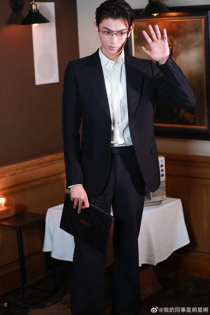 Đinh Vũ Hề hoá Sugar Daddy trong buổi tiệc Gucci, sao mà giống 'thầy Ngạn' Trần Nghĩa trong 'Mắt biếc' thế? Ảnh 15