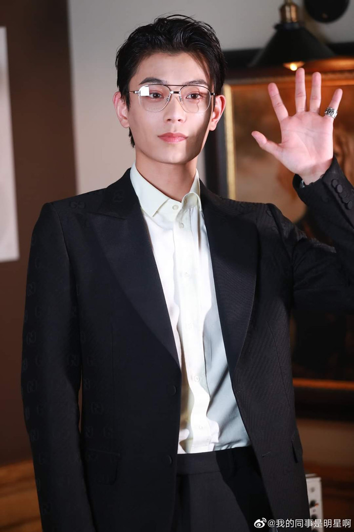 Đinh Vũ Hề hoá Sugar Daddy trong buổi tiệc Gucci, sao mà giống 'thầy Ngạn' Trần Nghĩa trong 'Mắt biếc' thế? Ảnh 16