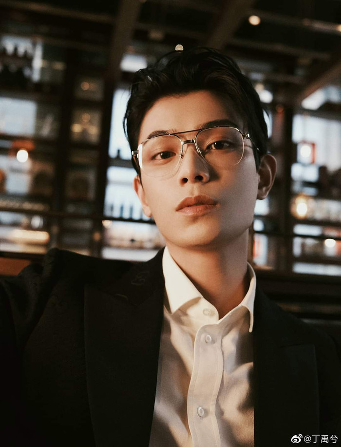 Đinh Vũ Hề hoá Sugar Daddy trong buổi tiệc Gucci, sao mà giống 'thầy Ngạn' Trần Nghĩa trong 'Mắt biếc' thế? Ảnh 6