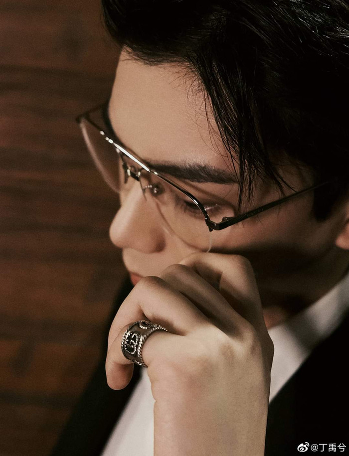 Đinh Vũ Hề hoá Sugar Daddy trong buổi tiệc Gucci, sao mà giống 'thầy Ngạn' Trần Nghĩa trong 'Mắt biếc' thế? Ảnh 8