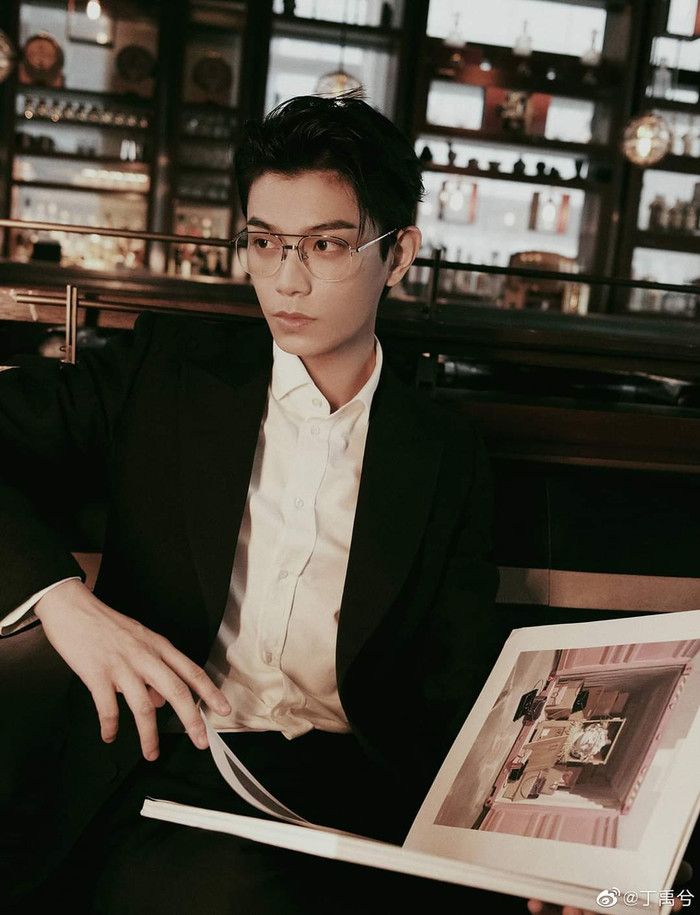 Đinh Vũ Hề hoá Sugar Daddy trong buổi tiệc Gucci, sao mà giống 'thầy Ngạn' Trần Nghĩa trong 'Mắt biếc' thế? Ảnh 9