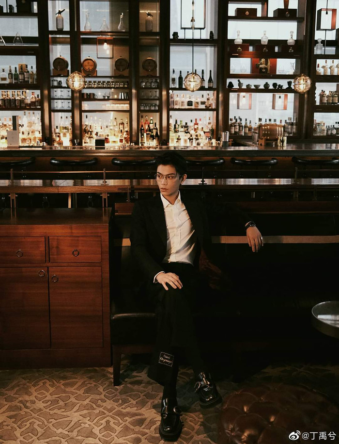 Đinh Vũ Hề hoá Sugar Daddy trong buổi tiệc Gucci, sao mà giống 'thầy Ngạn' Trần Nghĩa trong 'Mắt biếc' thế? Ảnh 10