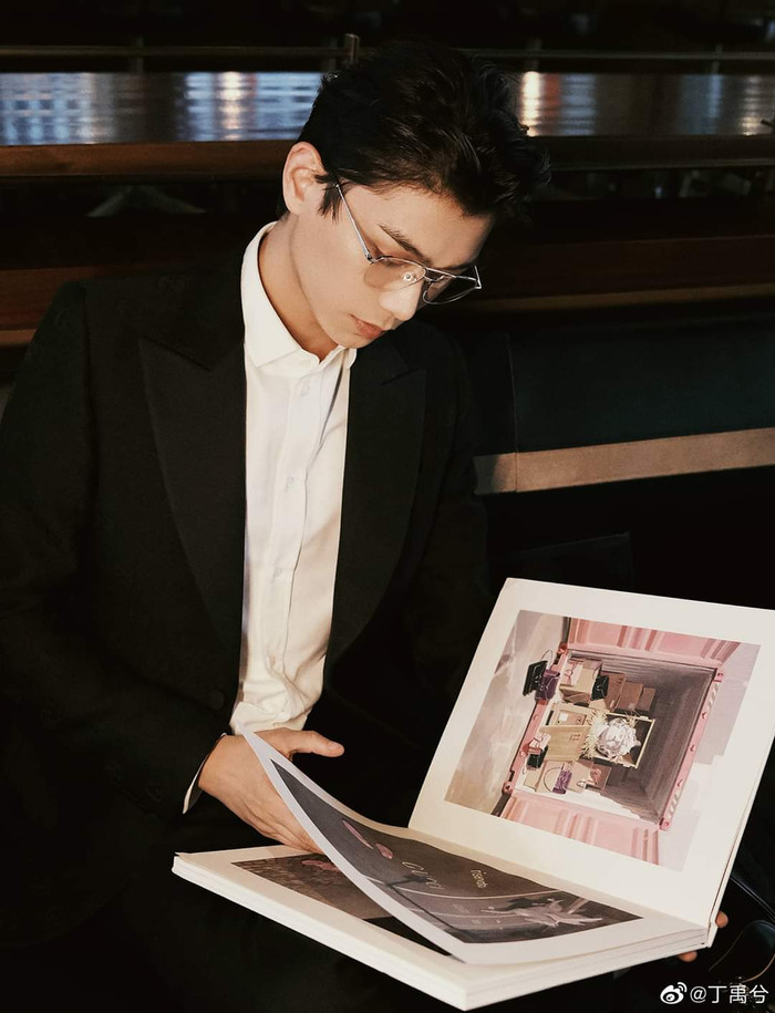 Đinh Vũ Hề hoá Sugar Daddy trong buổi tiệc Gucci, sao mà giống 'thầy Ngạn' Trần Nghĩa trong 'Mắt biếc' thế? Ảnh 4