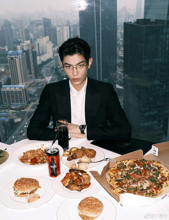 Đinh Vũ Hề hoá Sugar Daddy trong buổi tiệc Gucci, sao mà giống 'thầy Ngạn' Trần Nghĩa trong 'Mắt biếc' thế? Ảnh 5