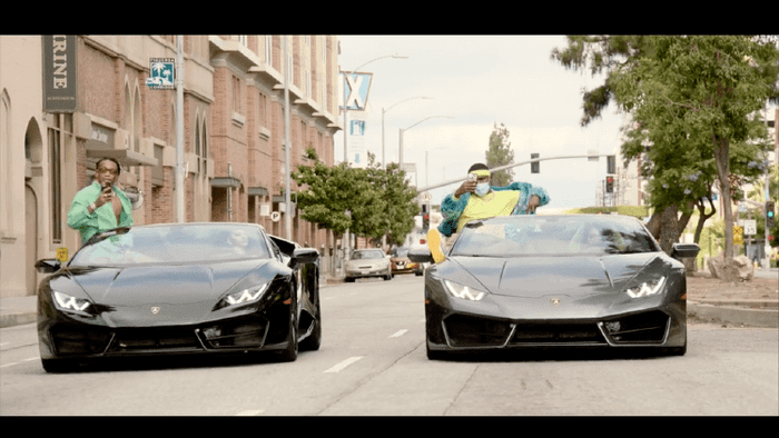 Sản phẩm đã được quay ngoại cảnh cùng với vô số vai trò quần chúng. Đây có lẽ là một nước đi tương đối liều lĩnh đối với anh chàng.