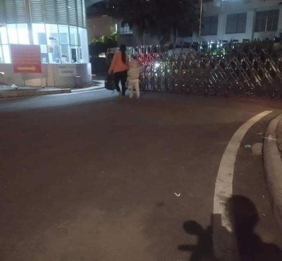 Hình ảnh hai mẹ con vào viện lúc giữa đêm được người tài xế chụp lại và chia sẻ trên mạng xã hội. Ảnh: Facebook