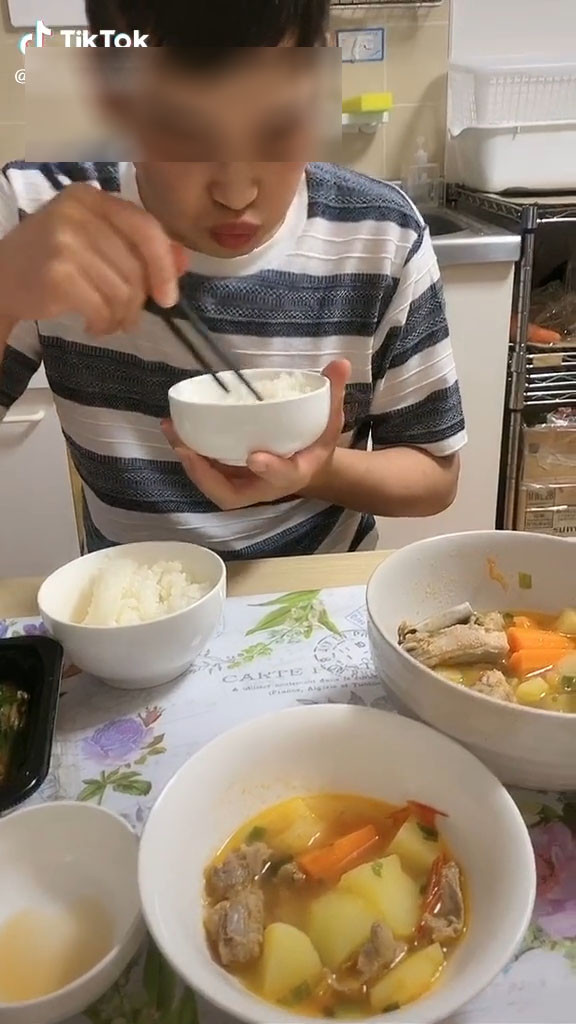 Chồng thổi cơm cho nguội rồi mới để vợ ăn