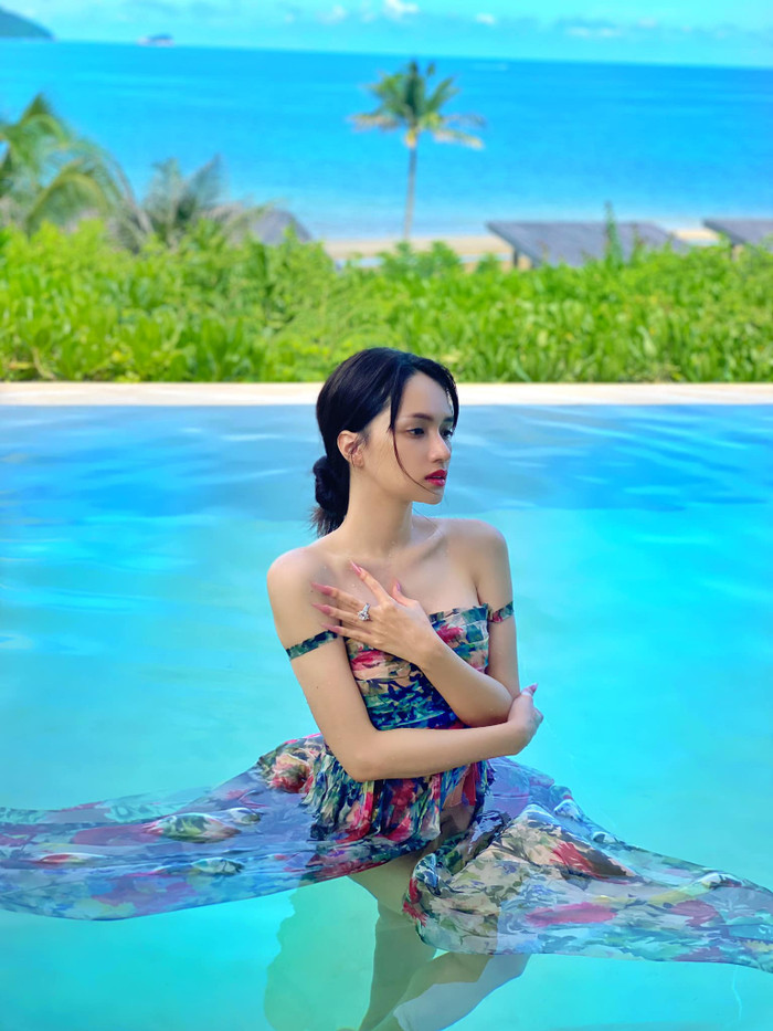 Hương Giang khoe vẻ quyến rũ ướt át, tái hiện dáng pose 'thần thánh' khiến fan trầm trồ Ảnh 5