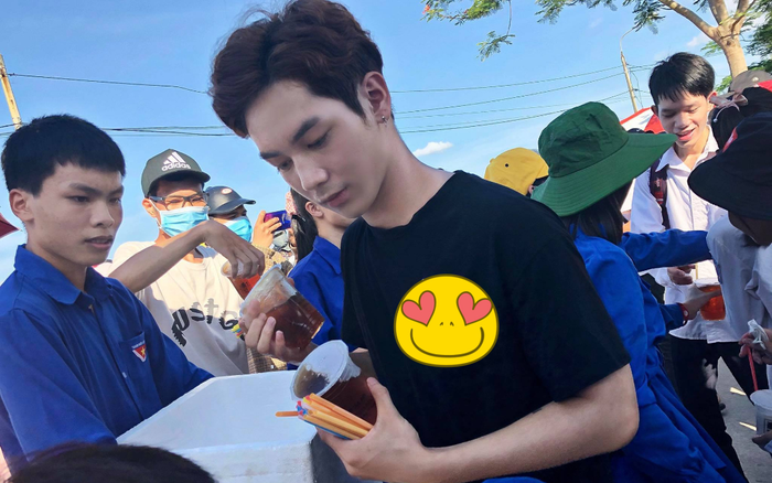 Phát trà sữa tiếp sức mùa thi, chàng trai được 'săn lùng' vì nhan sắc 'cực phẩm' Ảnh 2