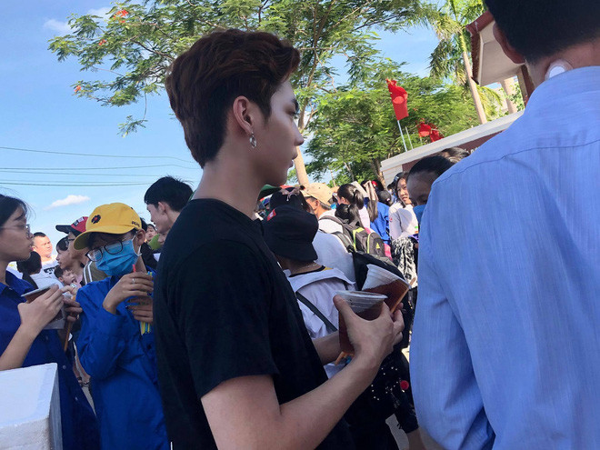 Góc nghiêng thần thánh của Hoàng Anh