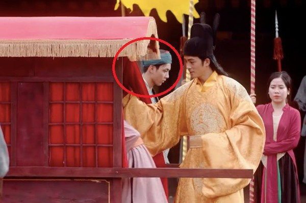 Hoàng Anh trong vai chàng hầu MV Anh ơi ở lại