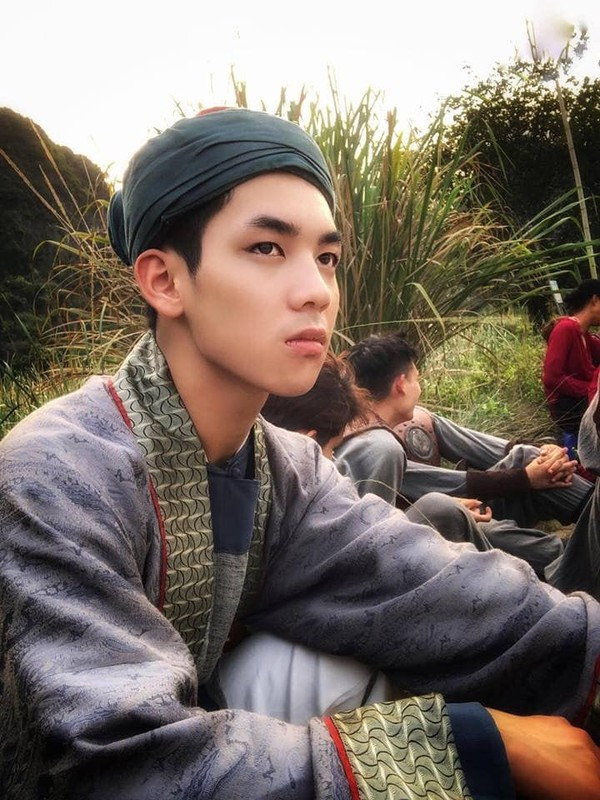 Phát trà sữa tiếp sức mùa thi, chàng trai được 'săn lùng' vì nhan sắc 'cực phẩm' Ảnh 8