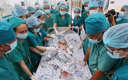 Cặp song sinh Trúc Nhi - Diệu Nhi đã tỉnh, sức khỏe ổn định Ảnh 2