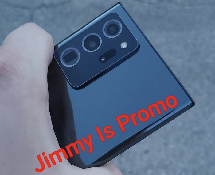 Cụm camera này tích hợp 4 cảm biến camera khác nhau, trong đó 3 camera cỡ lớn cùng 1 ống kính tiềm vọng hình chữ nhật và 1 đèn flash LED. (Ảnh: Jimmy Is Promo)