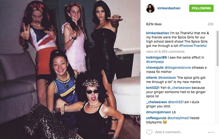 Kim siêu vòng 3 thời trung học từng cùng bạn bè cosplay thành nhóm nhạc Spice Girls và chị gái của Kylie vì là fans cứng của Victoria Beckham nên cô đã diện ngay quả váy cùng cách pose của Posh Spice (Victoria Beckham). 