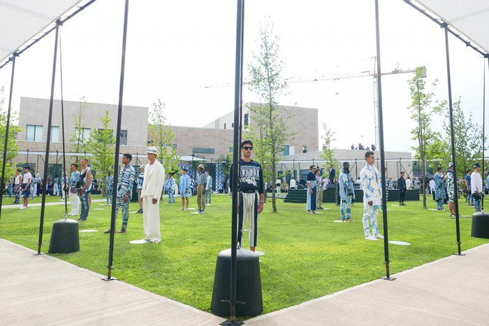 Ngay cả các người mẫu nam cũng phải tuân theo giãn cách xã hội khi đứng cách xa nhau khi biểu diễn tại khuôn viên trường Đại Học