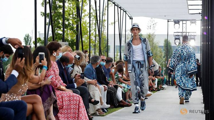 Các khách mời ngồi ngoài trời và phải đeo khẩu trang xuyên suốt show 