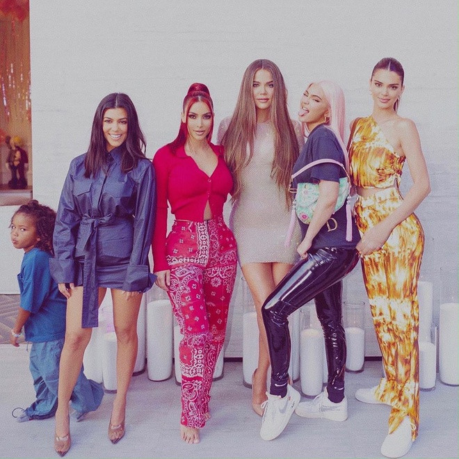 Dàn chị em nhà Kardashian cosplay thành nhóm nhạc Spice Girls đình đám một thời với gam màu và style trang phục đậm chất retro thập niên 90s