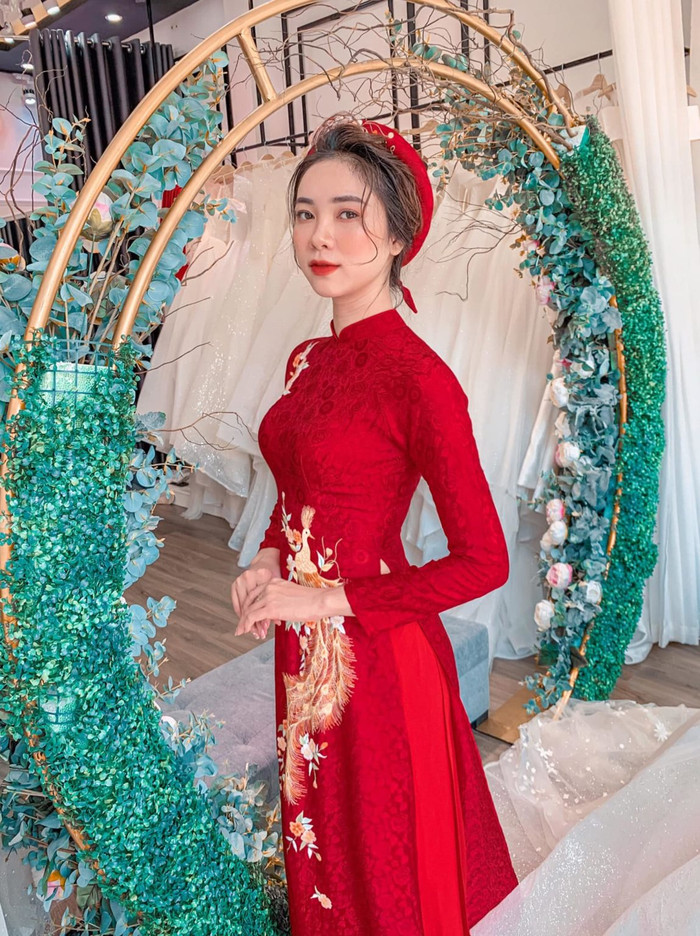 Nguyễn Thị Hoài Thương thướt tha trong tà áo dài