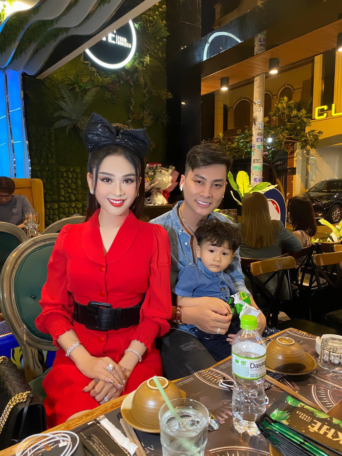 Dù tổ chức sinh nhật đơn giản nhưng Lâm Khánh Chi vẫn ăn diện chỉn chu và trang điểm xinh đẹp kỹ lưỡng