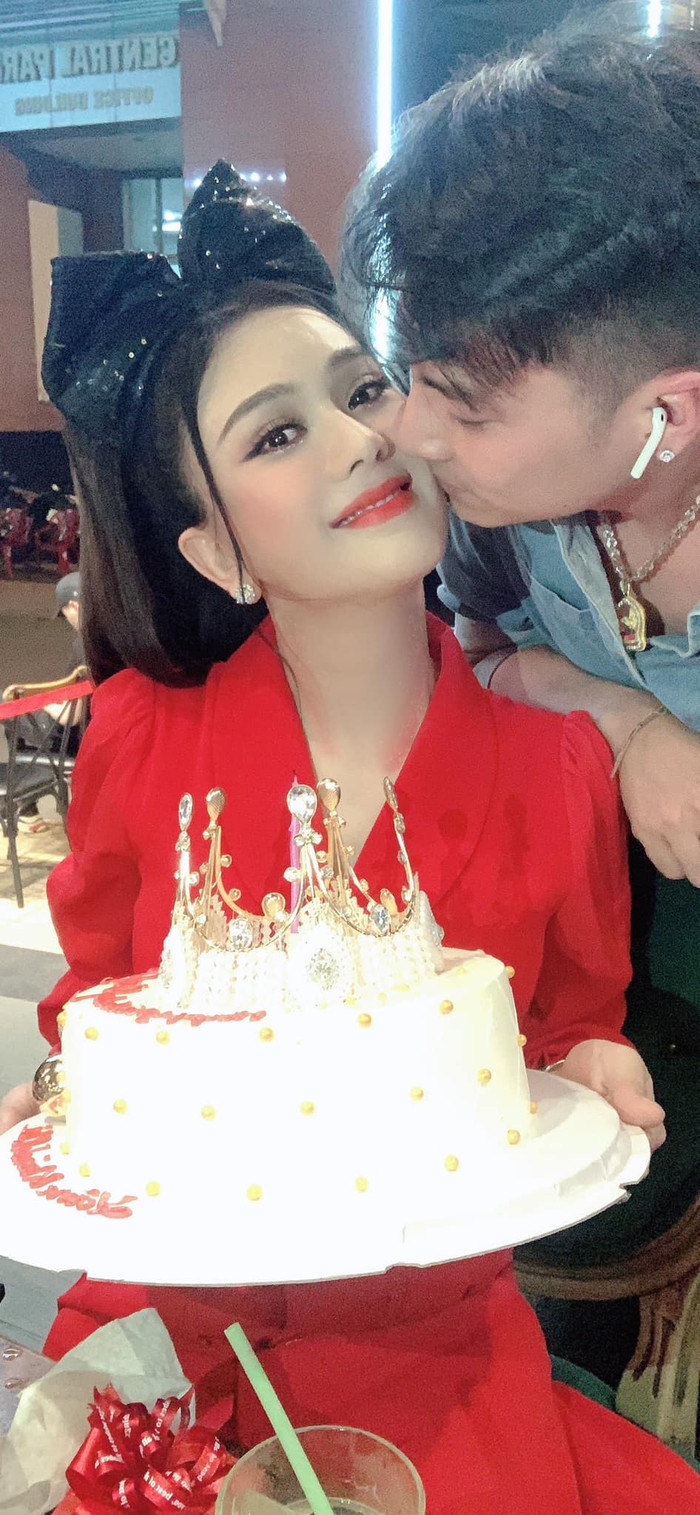 Tại buổi tiệc, Lâm Khánh Chi cùng chồng trẻ Phi Hùng đã có những giây phút ngọt ngào, cả hai không ngại trao nhau những nụ hôn