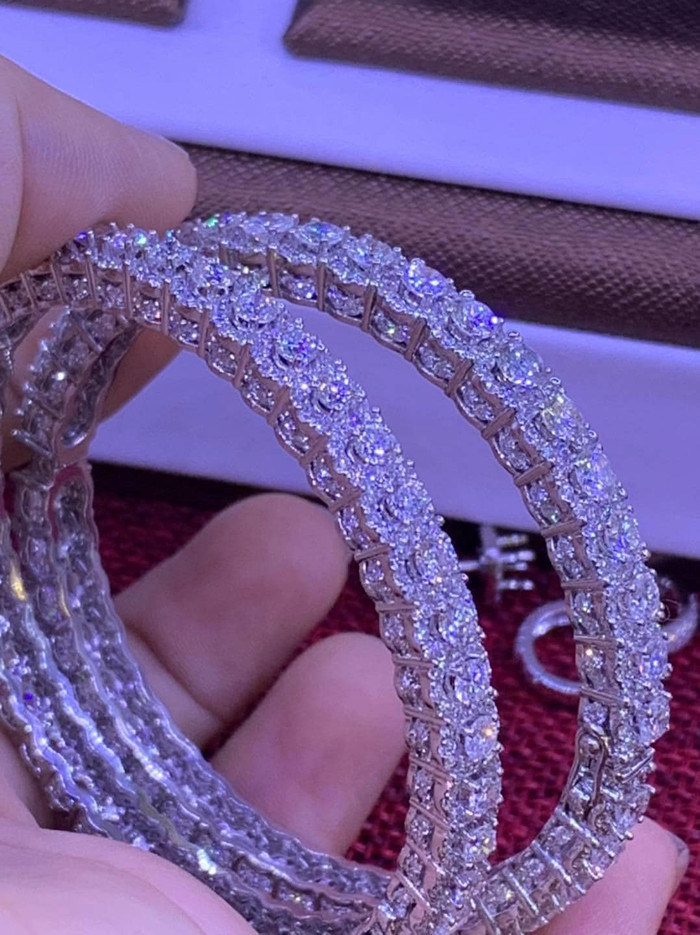 Cận cảnh món trang sức đắt đỏ của nữ ca sĩ