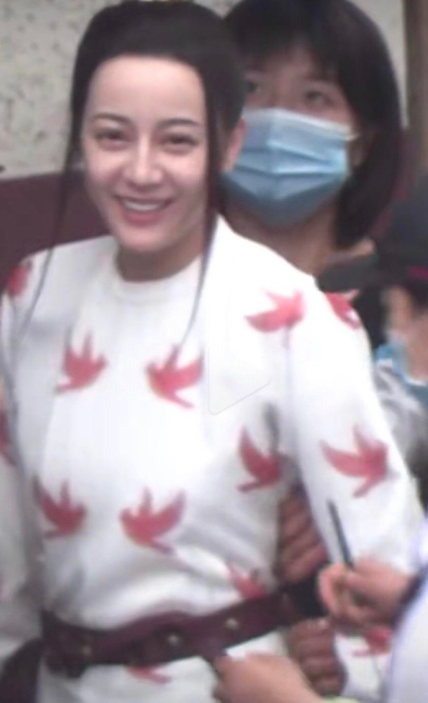 Địch Lệ Nhiệt Ba đi theo vết xe đổ với tạo hình cổ trang bị chê xấu xí: 'Nhìn cứ như trán bị hói' Ảnh 10