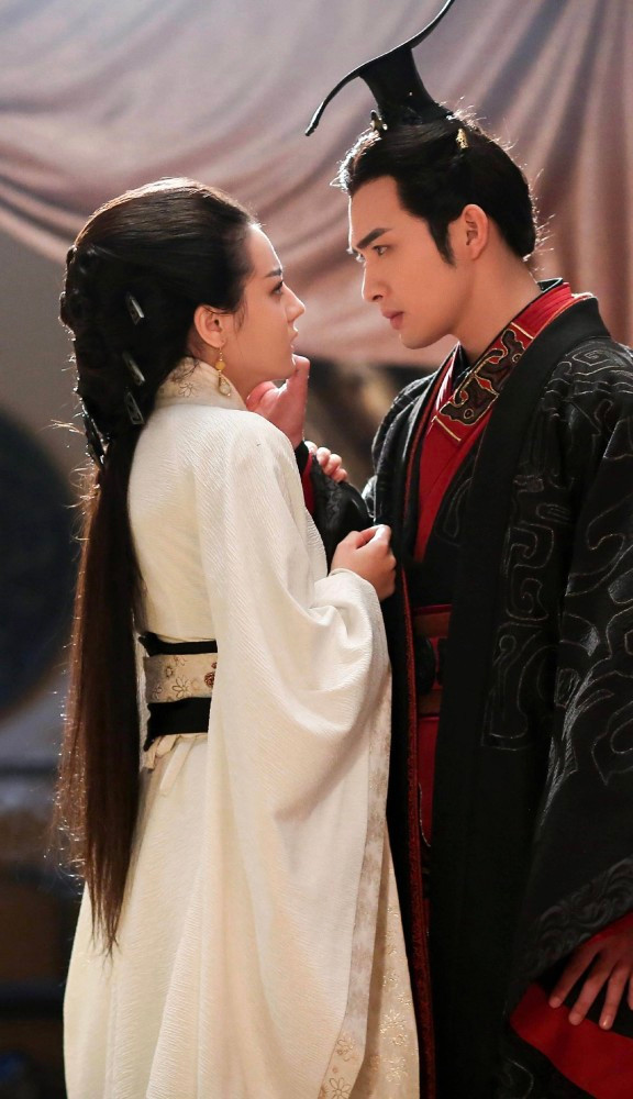 Địch Lệ Nhiệt Ba đi theo vết xe đổ với tạo hình cổ trang bị chê xấu xí: 'Nhìn cứ như trán bị hói' Ảnh 14