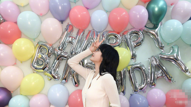 Cô đã đăng tải loạt ảnh trong buổi tiệc lên trên trang cá nhân để chia vui với người hâm mộ