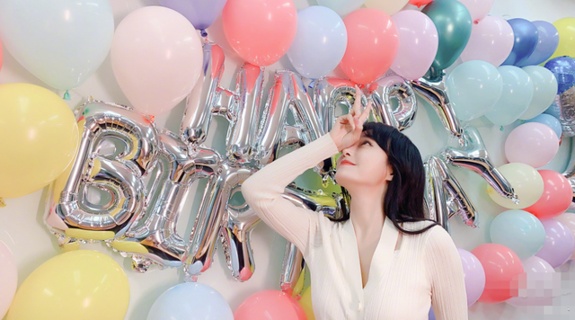 'Phú Sát hoàng hậu' Tần Lam xinh đẹp trẻ trung trong tiệc sinh nhật tuổi 42 Ảnh 5