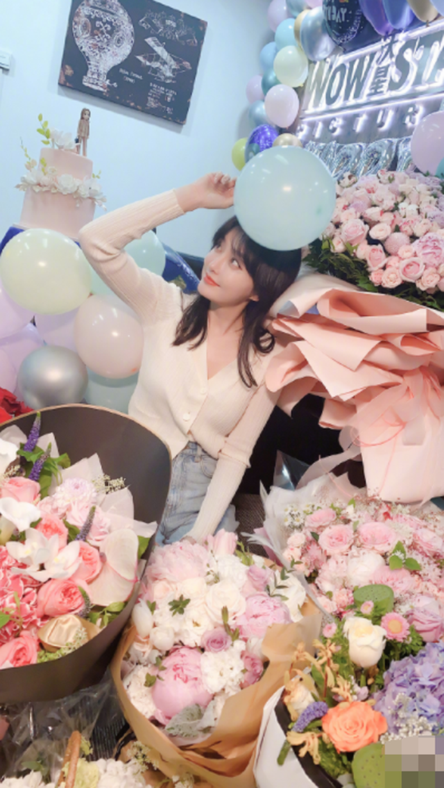 Trong quá khứ, cô từng dính tin đồn hò hẹn với các đồng nghiệp, trong đó nổi tiếng nhất là chuyện tình với Huỳnh Hiểu Minh