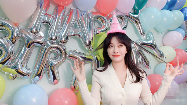 Ngày 17/7, Tần Lam vừa có một bữa tiệc sinh nhật ấm cúng bên bạn nè và người thân