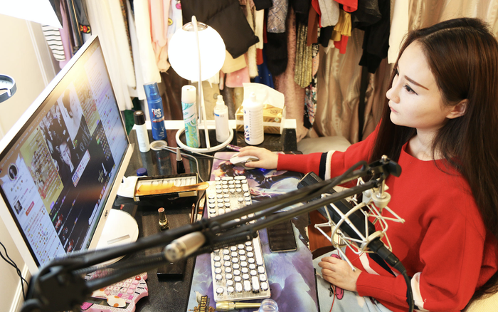 Góc khuất đằng sau các 'nữ hoàng livestream' bán hàng trên MXH Ảnh 2