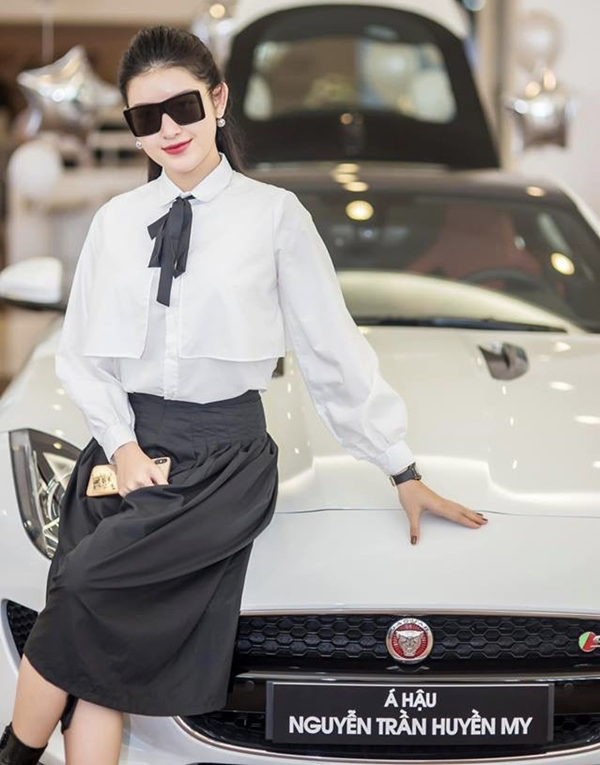 Loạt Hoa hậu mạnh tay tậu xe sang tiền tỷ chứng minh đẳng cấp đại gia giới showbiz Ảnh 13