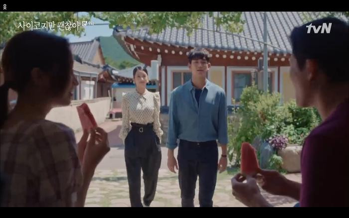 'Điên thì có sao' tập 9: Kim Soo Hyun bị anh trai từ mặt vì hôn Seo Ye Ji?