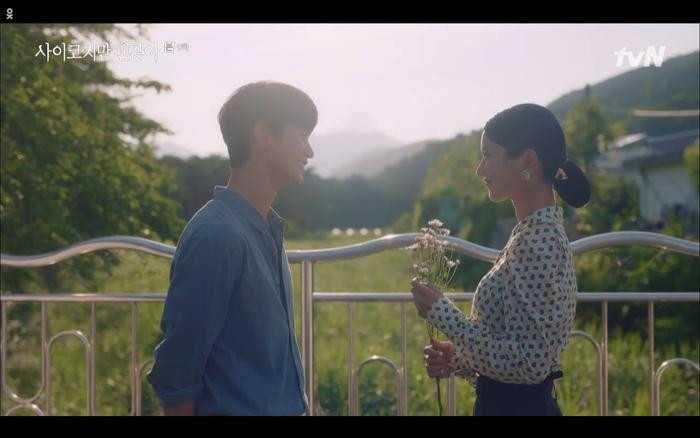 'Điên thì có sao' tập 9: Kim Soo Hyun bị anh trai từ mặt vì hôn Seo Ye Ji?