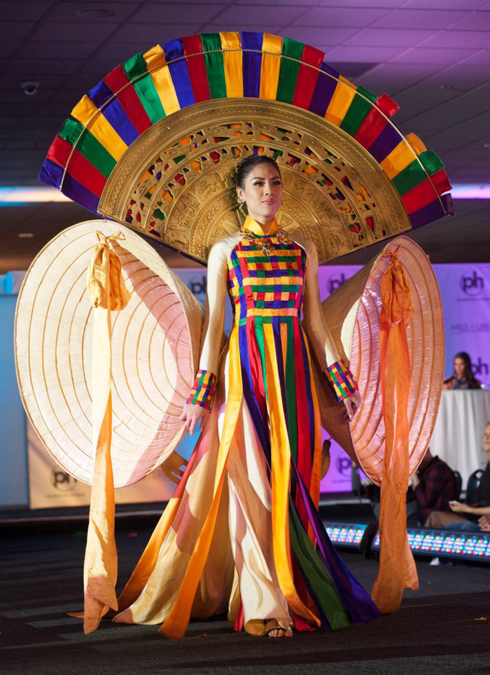 Loan Nguyễn toát ra một phong thái tự tin và đầy tự hào khi diện trên mình thiết kế 'Hồn việt' - trang phục dân tộc được lấy cảm hứng từ tà áo dài và nón lá tại cuộc thi Miss Universe 2017. Thế nhưng, sân khấu nhỏ và thiếu sáng phần nào làm giảm đi vẻ đẹp của 'Hồn Việt'.