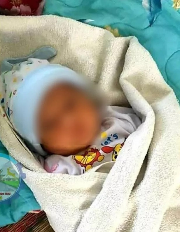 Bé gái hiện đang được một người dân chăm sóc.