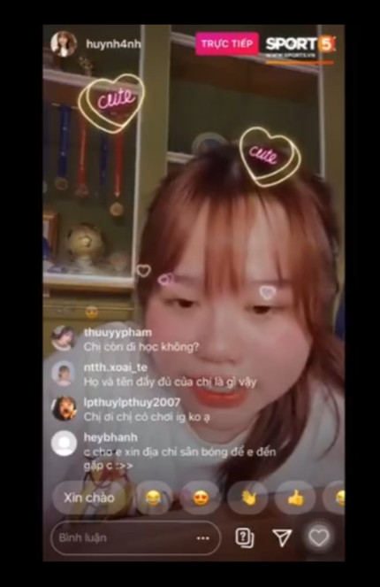 Huỳnh Anh miệt mài trả lời fans