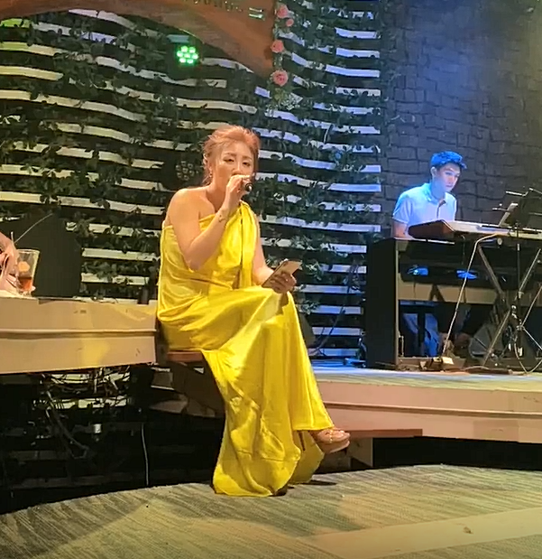 Dù là được khán giả bất ngờ yêu cầu thực hiện, nhưng điều đó không hề làm khó Văn Mai Hương mà ngược lại cô còn làm rất tốt bài hát Hoa nở không màu.&nbsp;