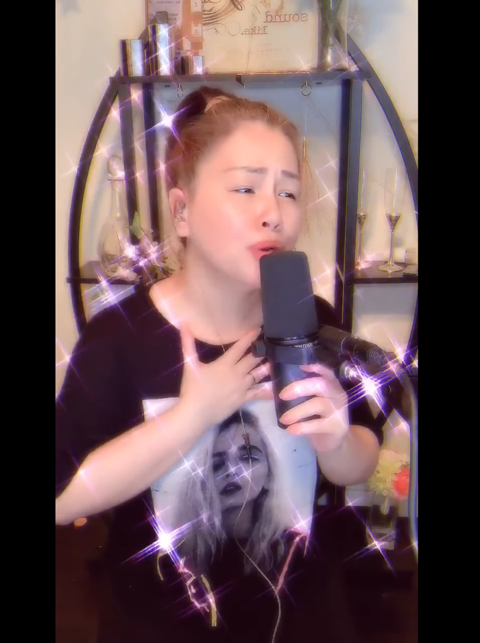 Minh Tuyết trong clip cover Hoa nở không màu.