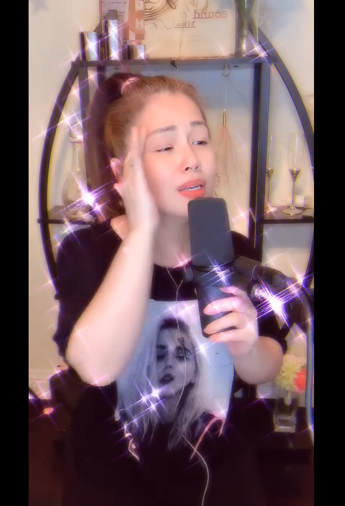 &nbsp;Nữ ca sĩ như đặt hết tâm tư, tình cảm của mình vào từng câu từ bài hát.